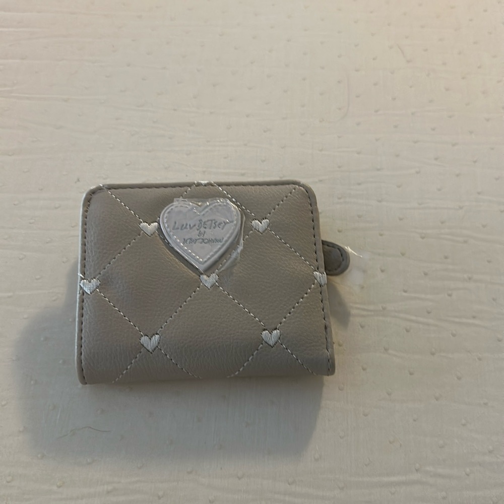 Betsy johnson bifold tan/cream quilted with sewn hearts wallet, gold hardware